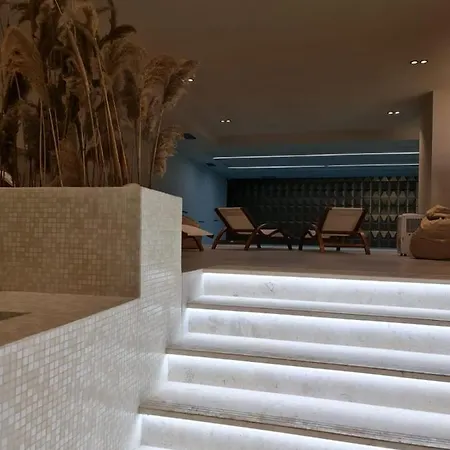 Orik & מלון Radhimë